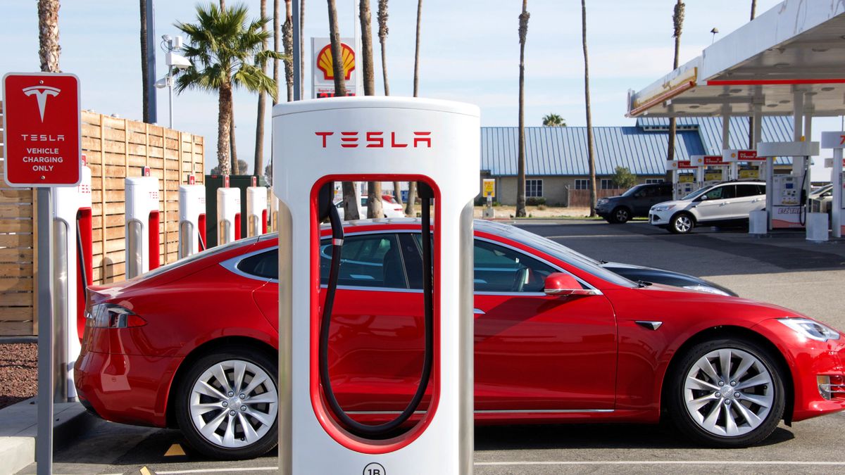 Tesla spouští předplatné autopilota. U některých aut to znamená drahý servis